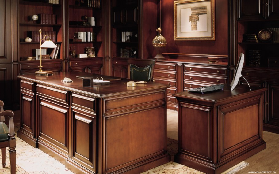 Дорогая мебель в кабинете