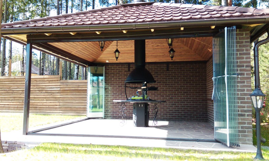 Стеклянная беседка с барбекю