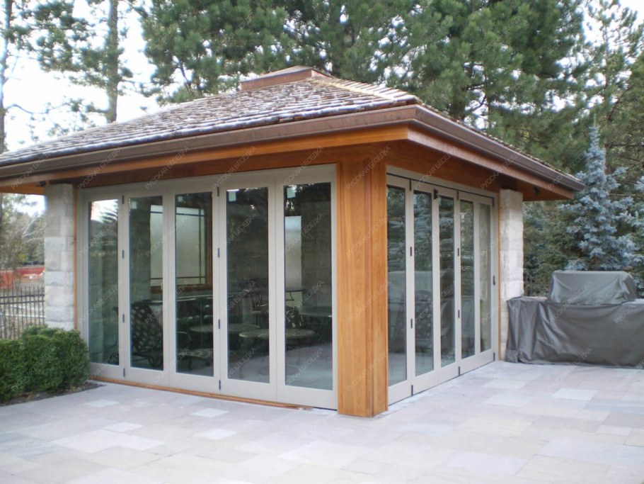 Круглая стеклянная беседка