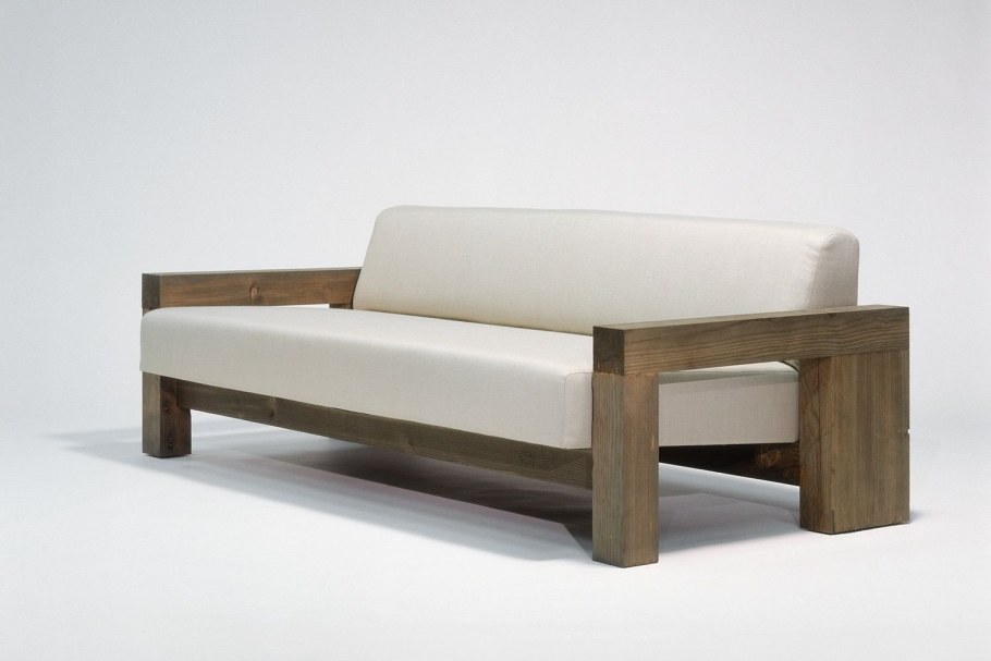 Диван на деревянном каркасе