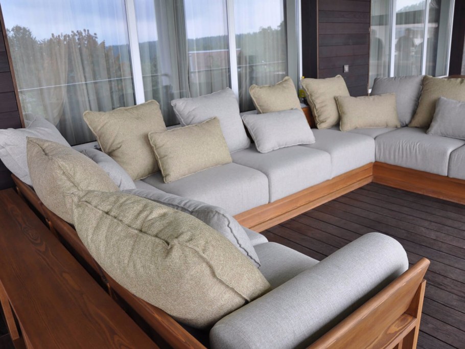 Диван из дерева с подушками