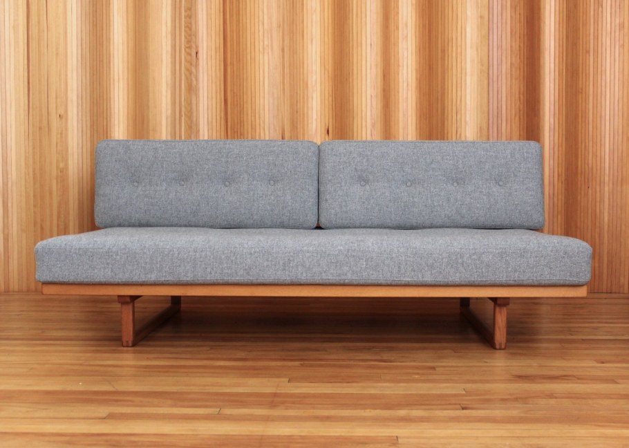 Диван с деревянным основанием