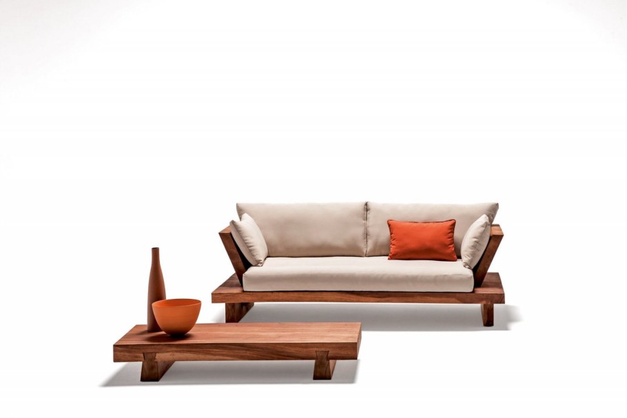 Деревянный диван с подушками