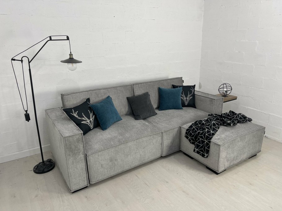 Угловой диван с пуфиком