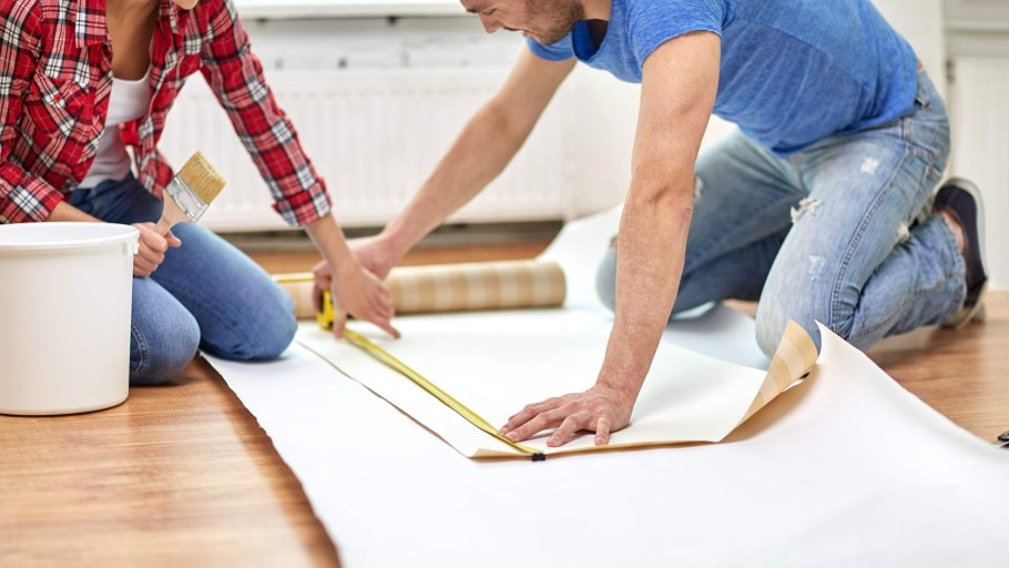 Парень клеит обои