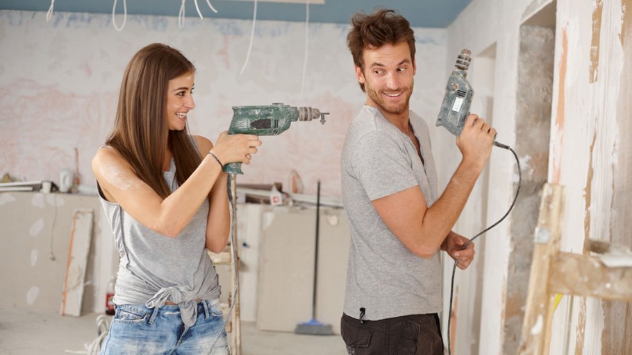 Парень и девушка делают ремонт в квартире