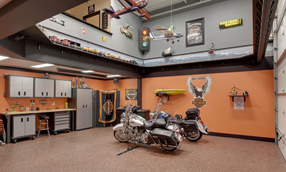 Байкерский гараж
