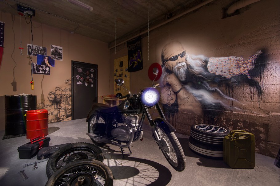 Комната в байкерском стиле