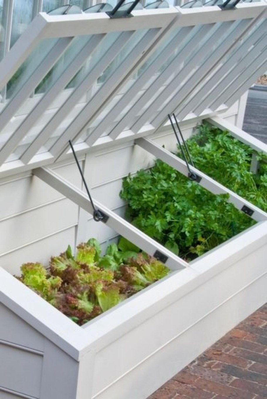 Старый холодильник на даче