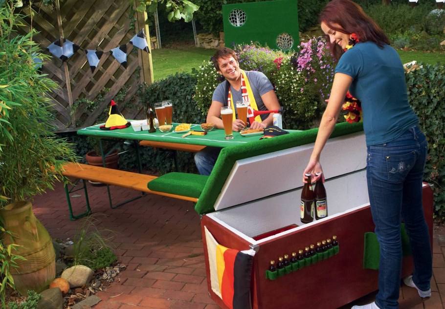 Старый холодильник на даче