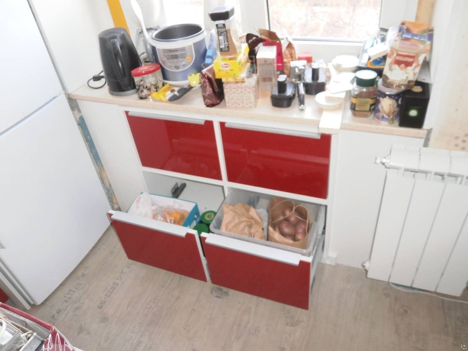 Холодильник под окном на кухне