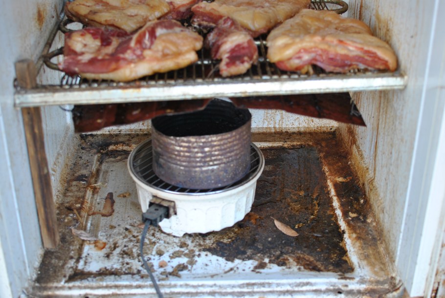 Коптилка из холодильника горячего копчения