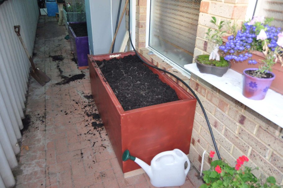 Цветник из старого холодильника