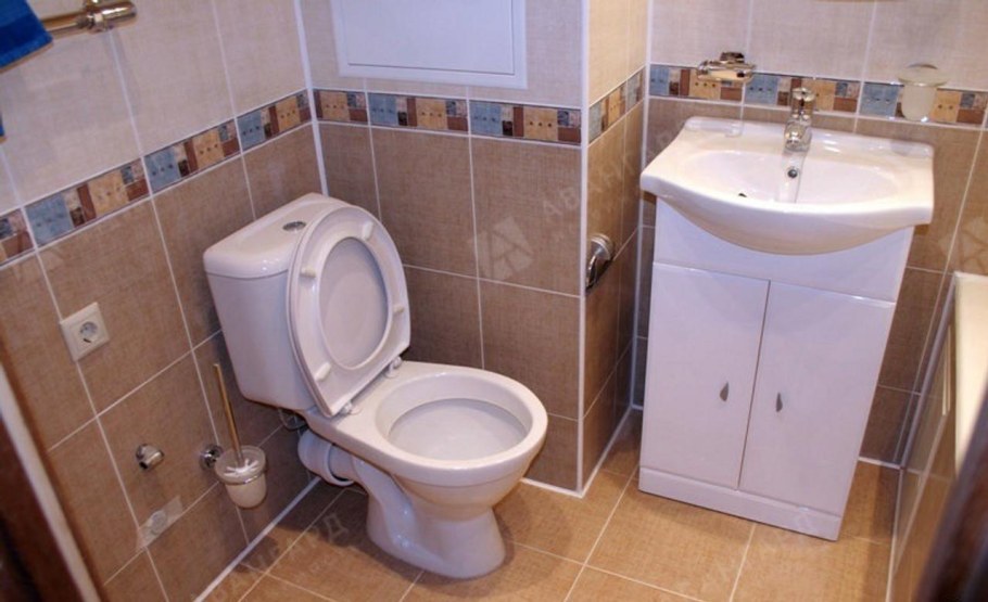 Обычный туалет с ванной
