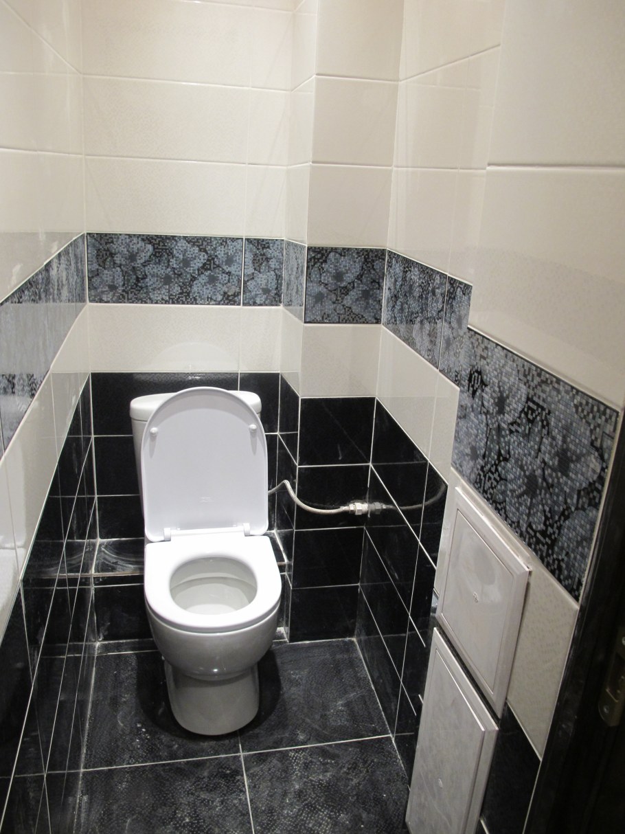 Черная плитка в туалете