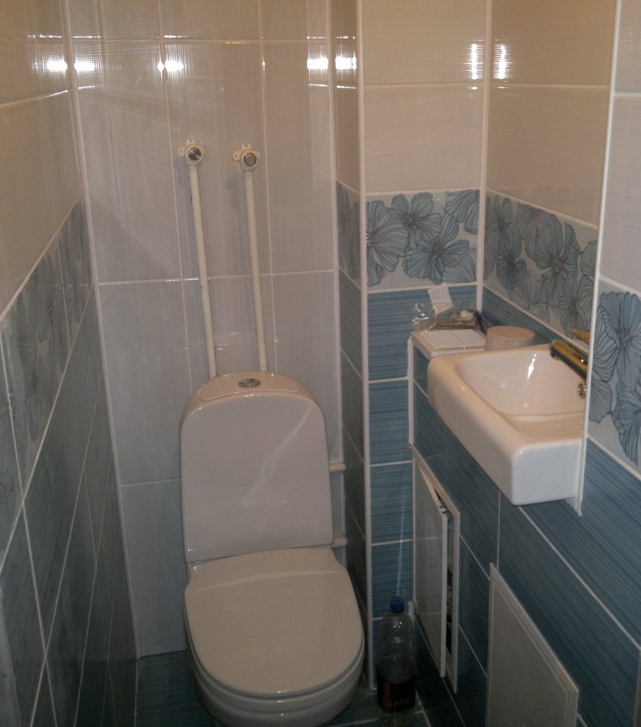 Маленькая раковина в маленьком туалете