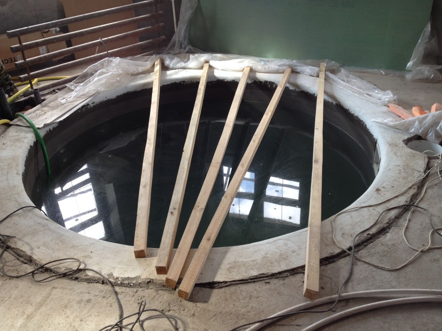 Круглый бассейн из бетона