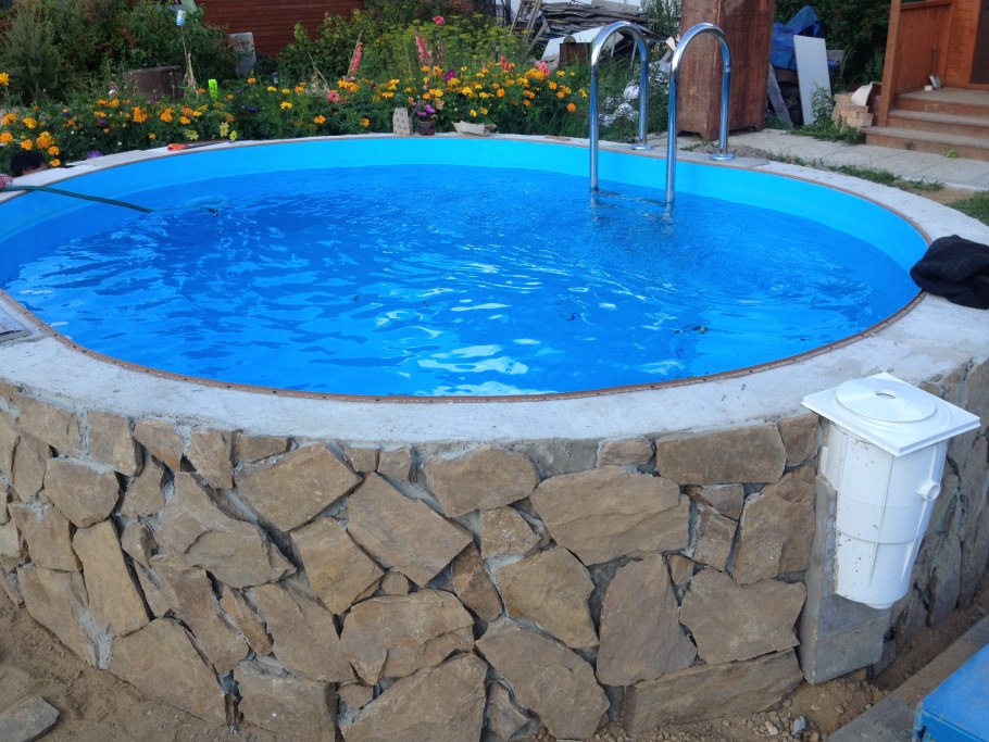 Круглый бетонный бассейн