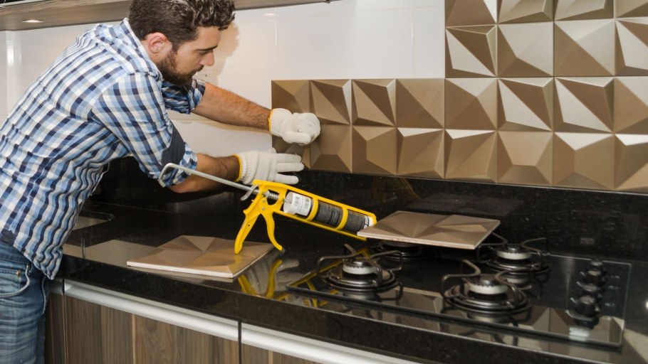 Укладка фартука на кухне