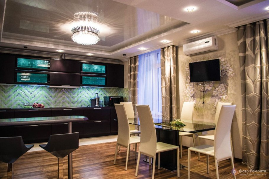 Красивый натяжной потолок с подсветкой в зале с кухней