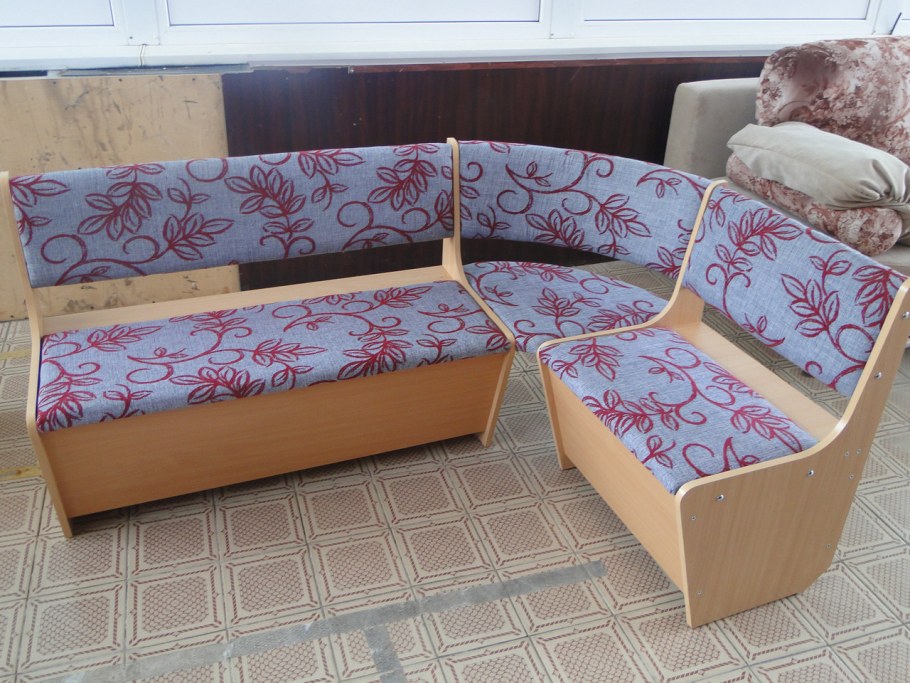 Светлый диван в интерьере