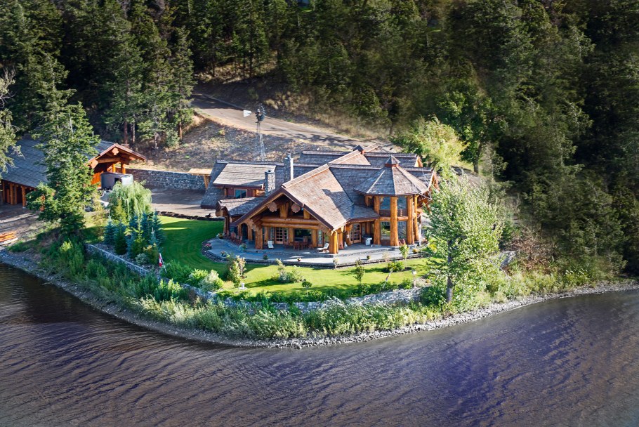 Деревенский дом на берегу озера