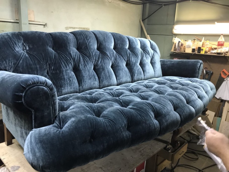 Обтянутый диван