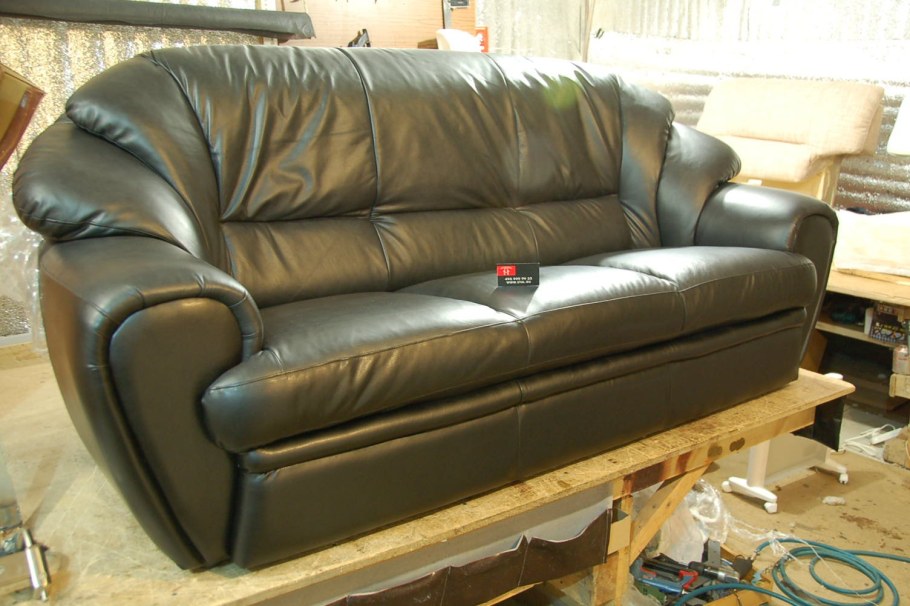 Перетянутый кожаный диван