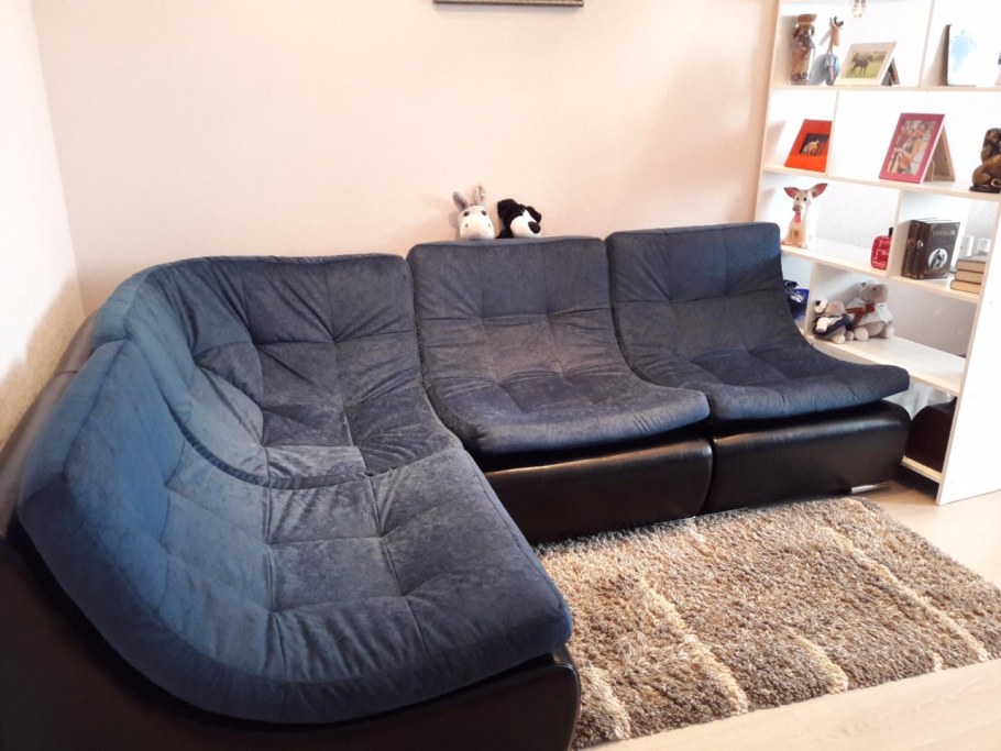 Угловой диван обшитый велюром