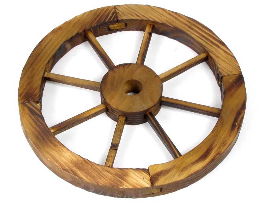 Старинное колесо от телеги