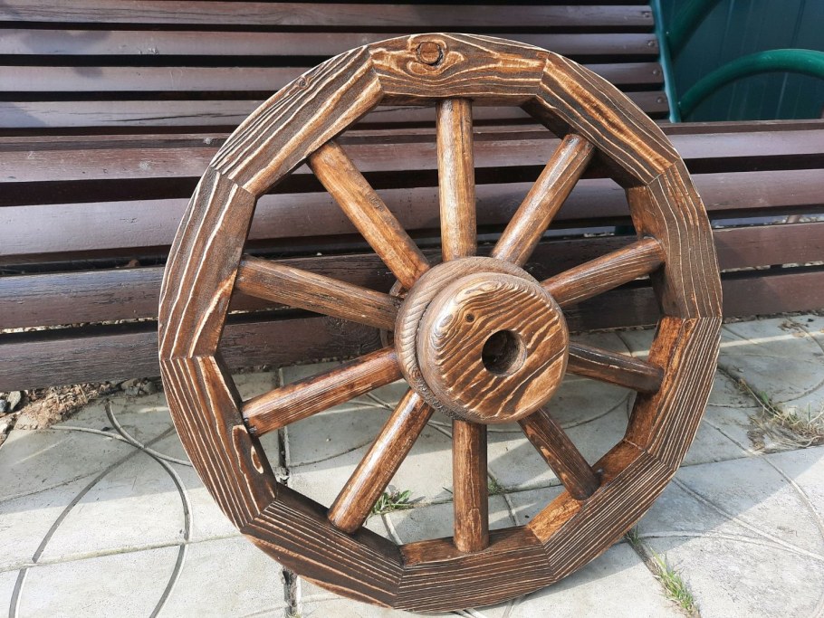 Колесо телеги деревянное