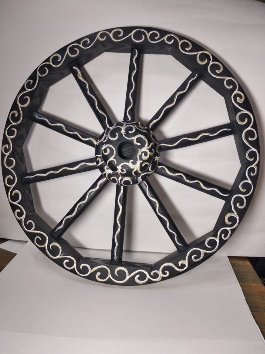 Колесо от телеги в ландшафтном дизайне