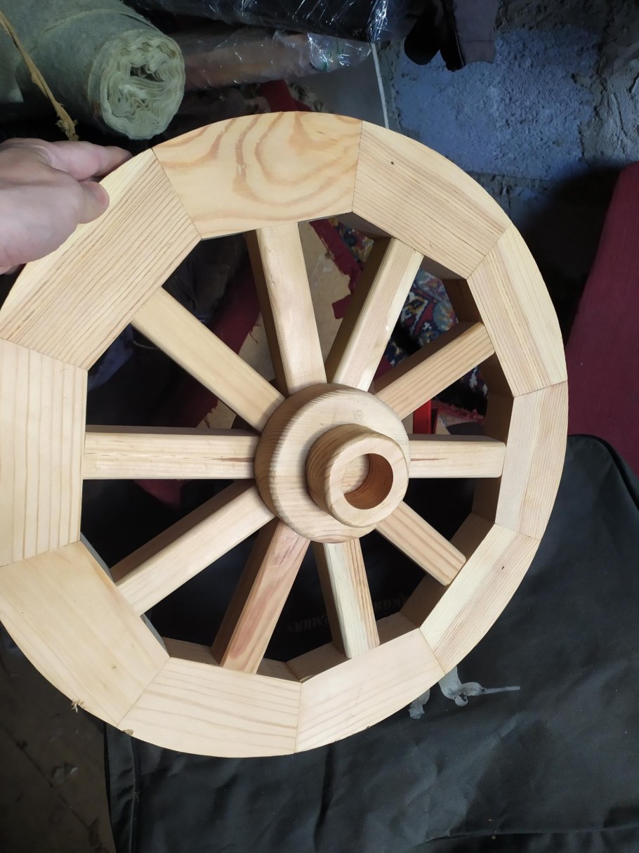 Колесо от телеги в интерьере