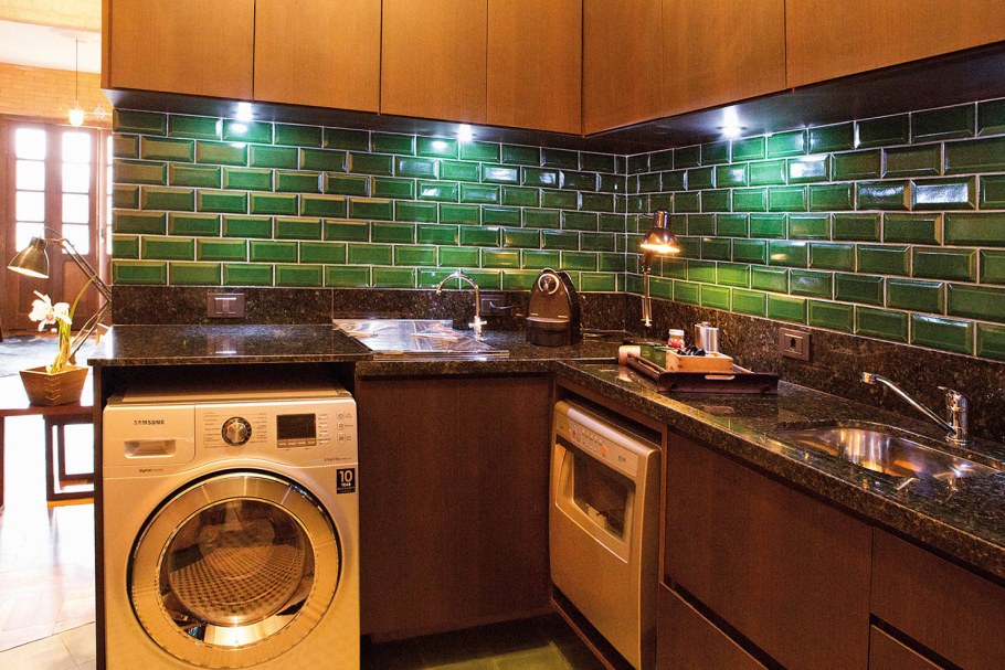 Кухня с зеленым фартуком из плитки