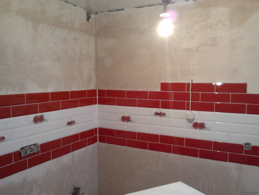 Укладка плитки на кухне фартук