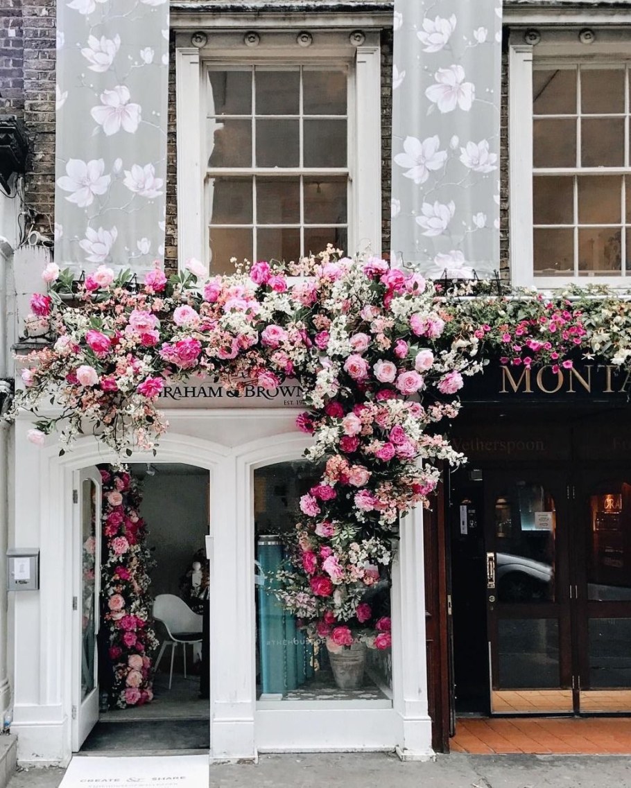 Украшение фасада магазина цветов