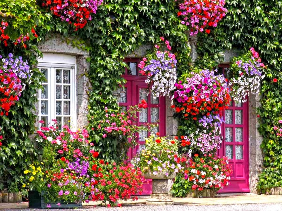 Дом украшенный цветами