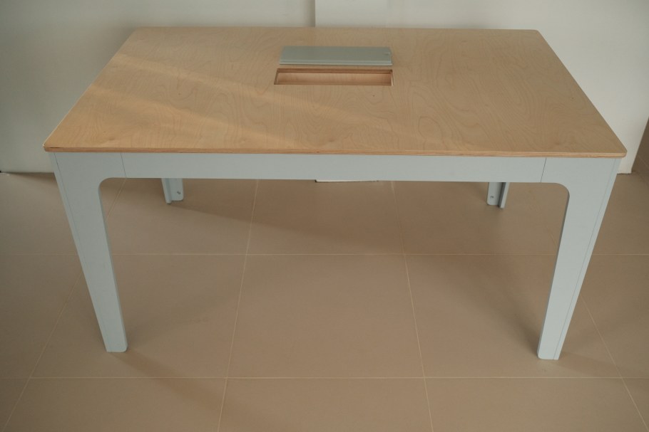 Коричневый стол на кухне с табуретками