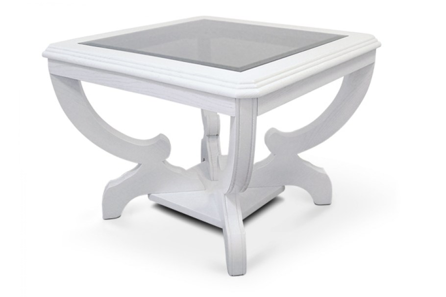 Деревянные столы и стулья