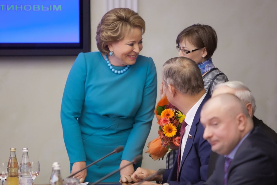 Валентина Матвиенко делает вид что в домике