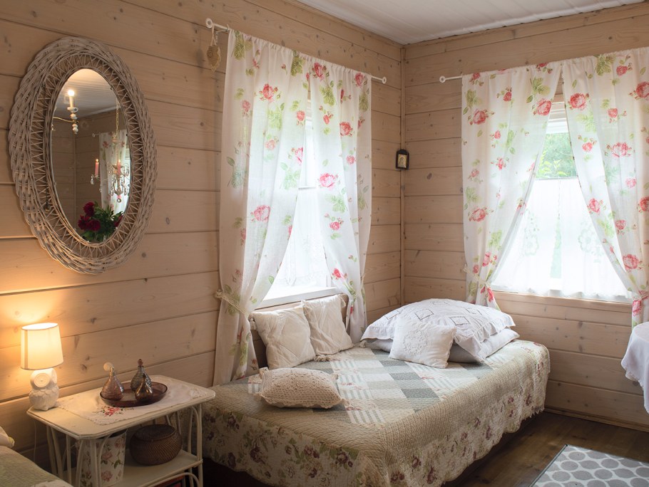 Уютная спальня на даче