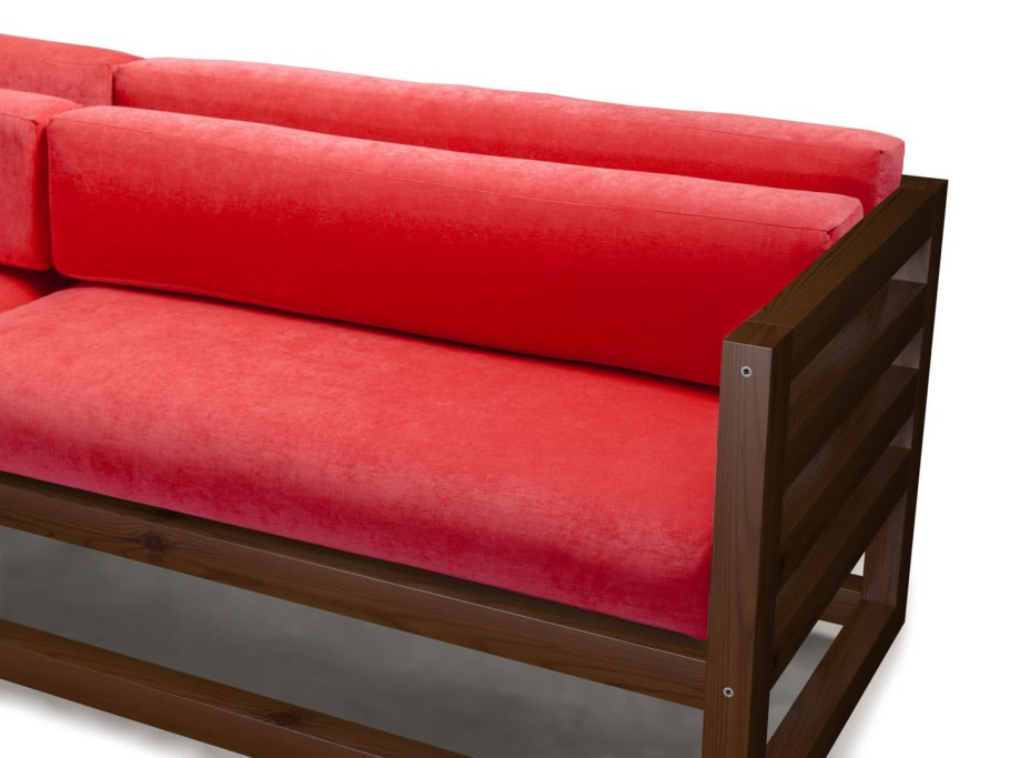 Диван с деревянными подлокотниками