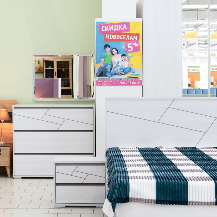 Угловой диван с белым столиком