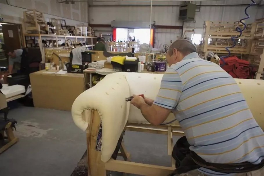 Обшить диван