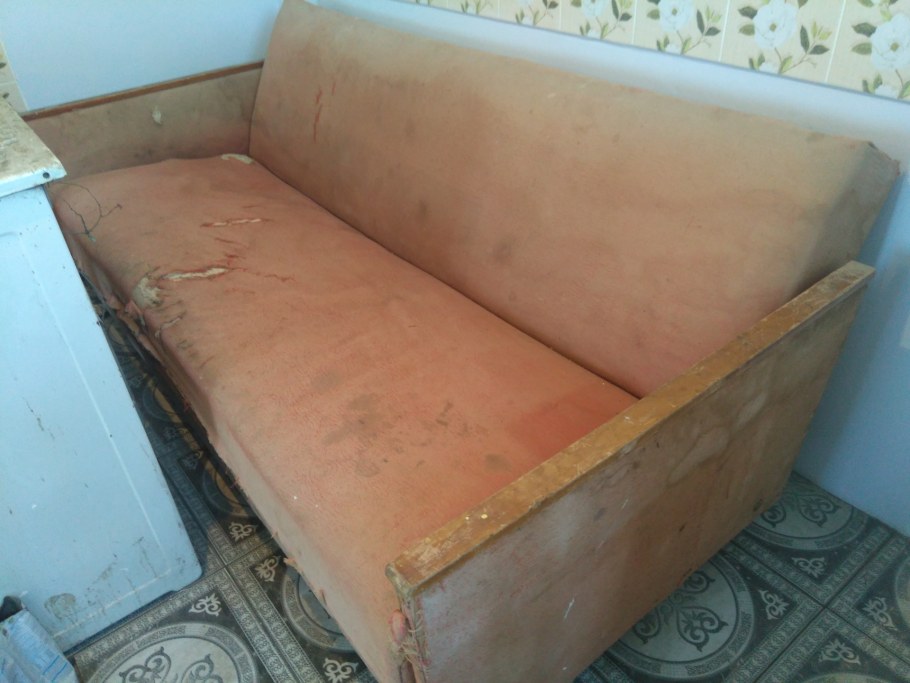 Обтянуть диван тканью