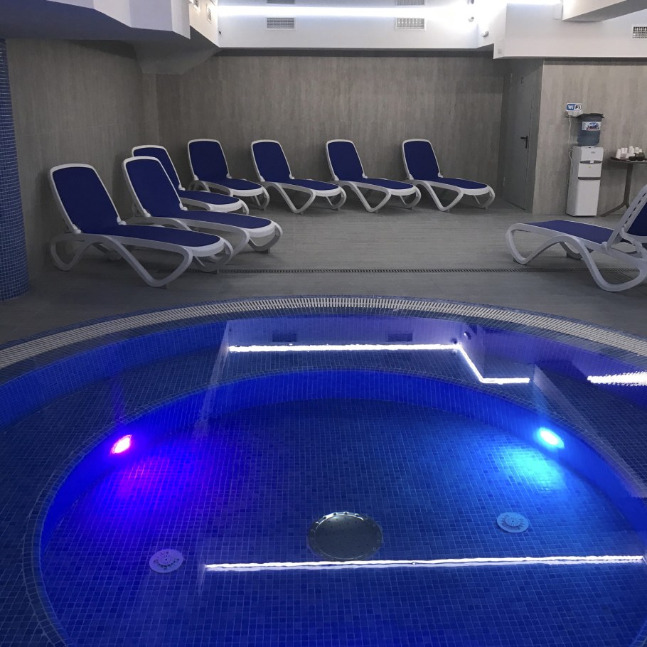 Отель Крокус Домбай спа бассейн