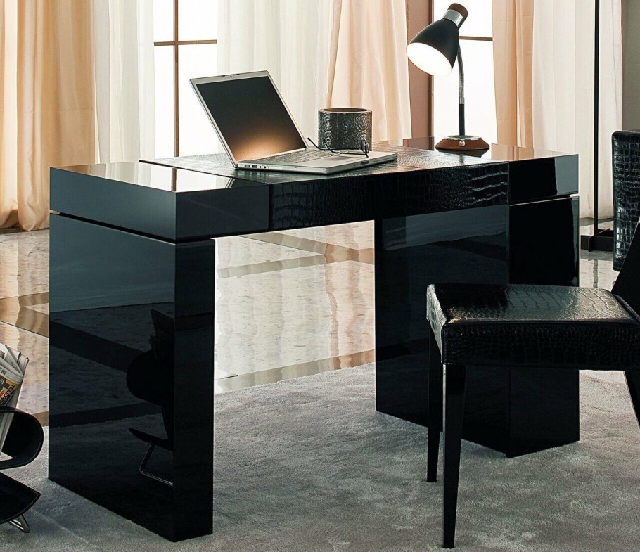 Обеденный стол из дерева