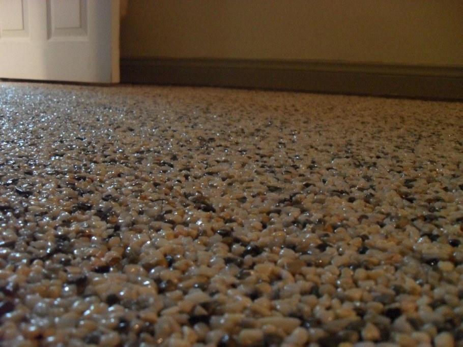 Пол из мелкой гальки