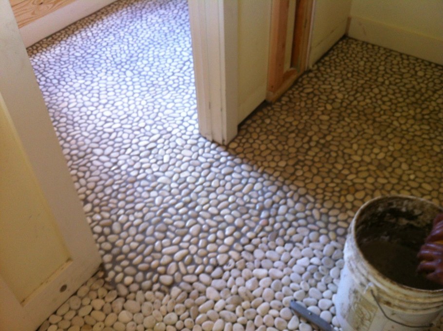 Пол из гальки в ванной