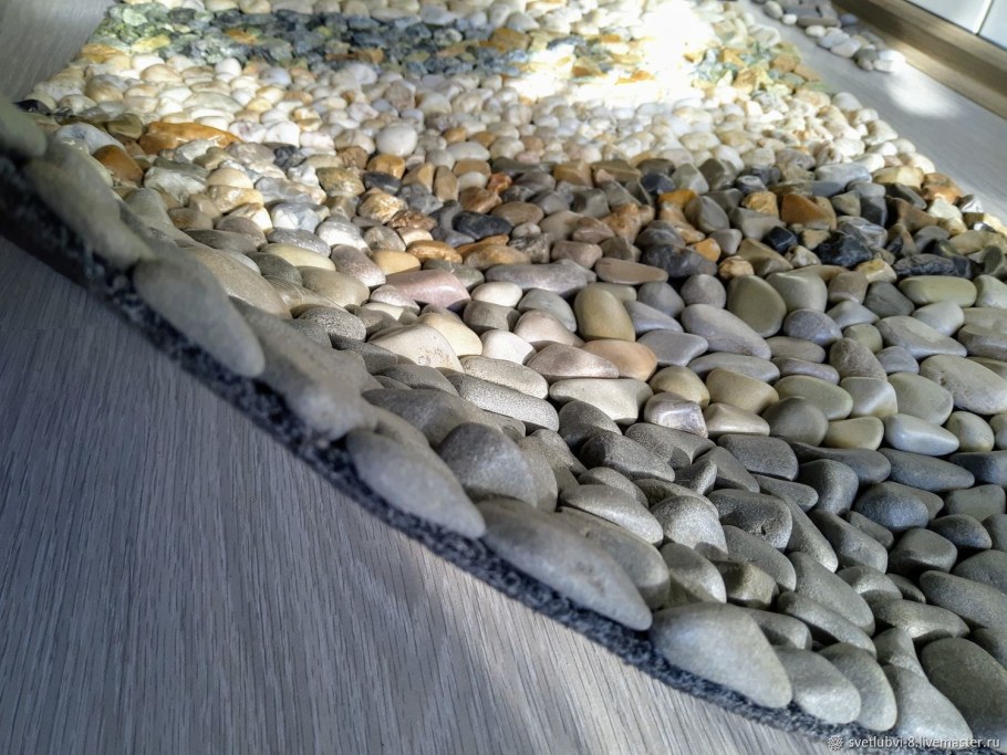 Коврик в ванную из камушков